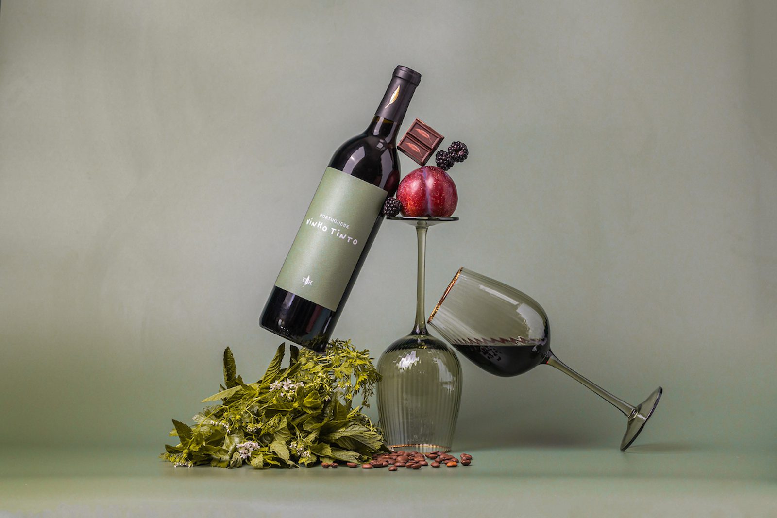 CHW Vinho Tinto Bottle Image with decorations and glasses