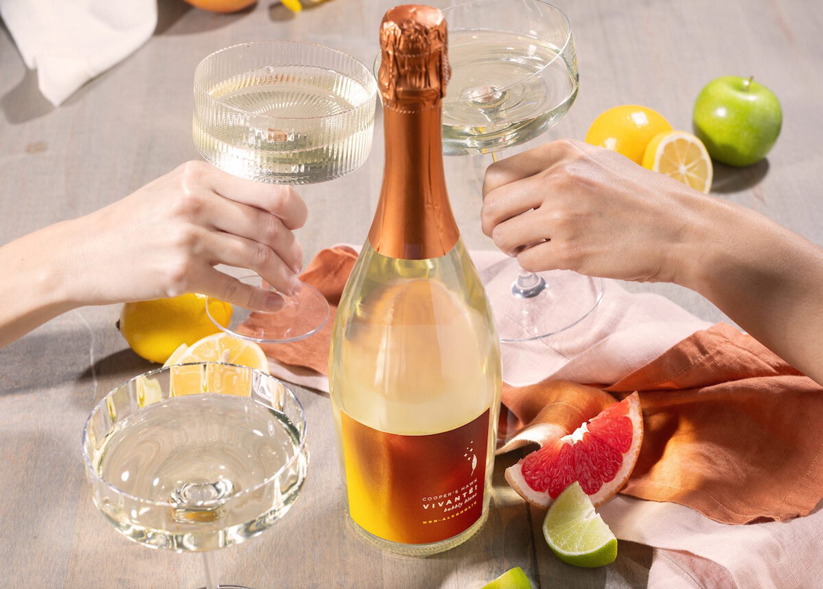 Vivante Bottle Image at the table with glasses and fruit