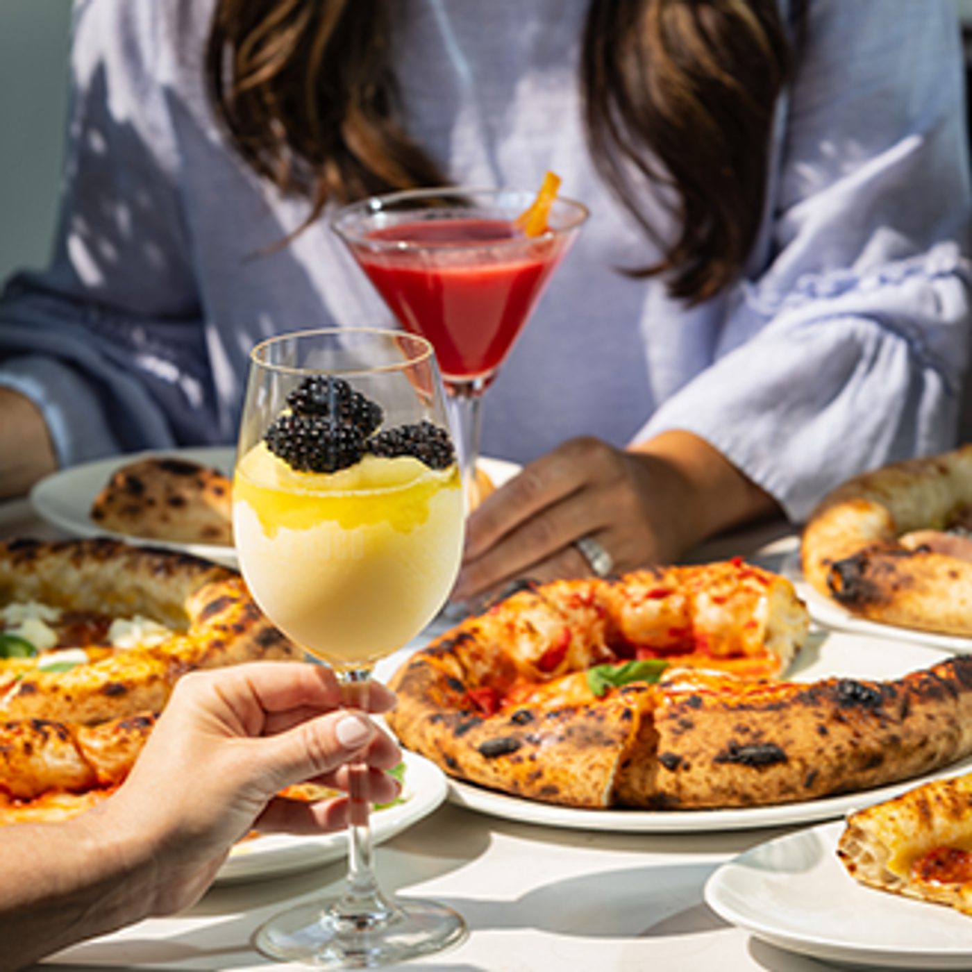 Piccolo Pizza Image with drinks